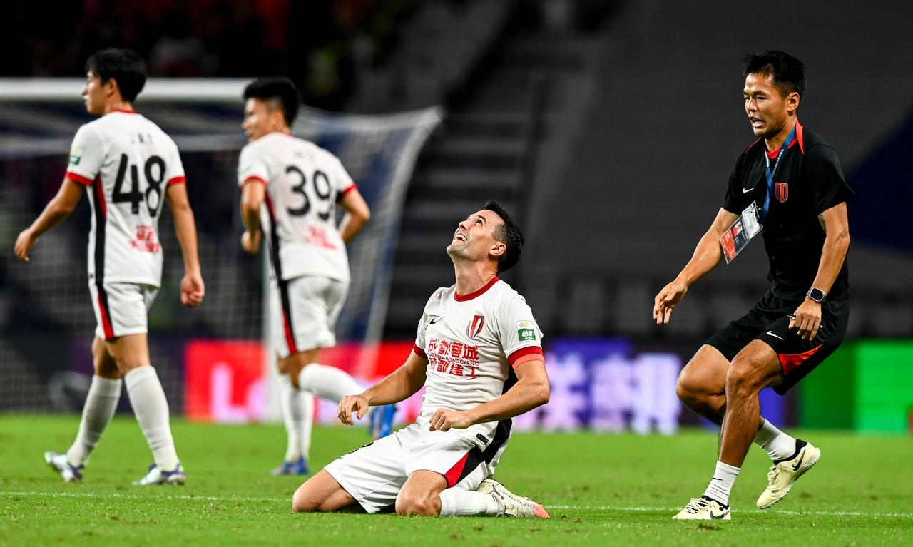 爱游戏体育 -关于今晨成都蓉城备战国王杯，豪取连胜细节曝光，震撼外界，赛季目标并未改变的信息